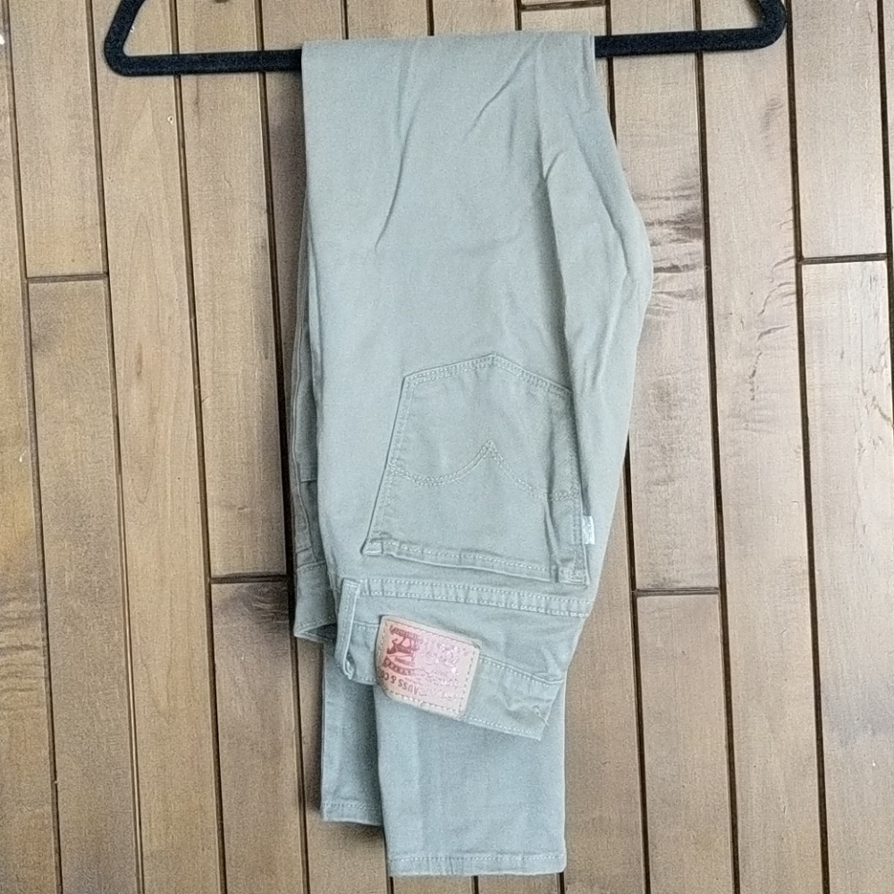 ⬇️ Super Skinny Levi Jeans ⬇️